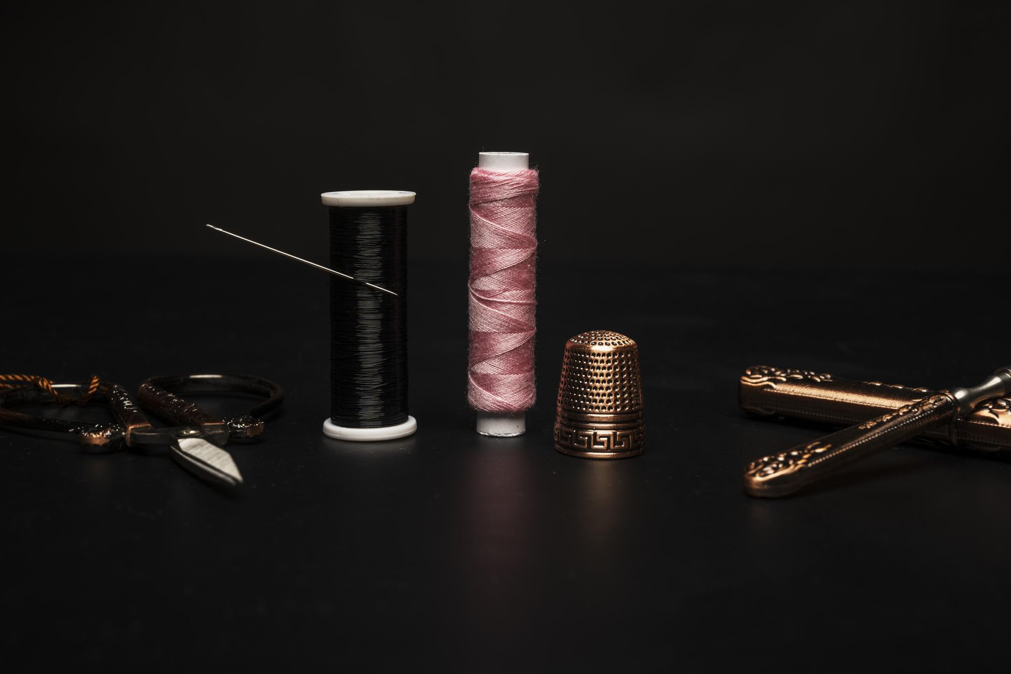 Compact set of threads and needles